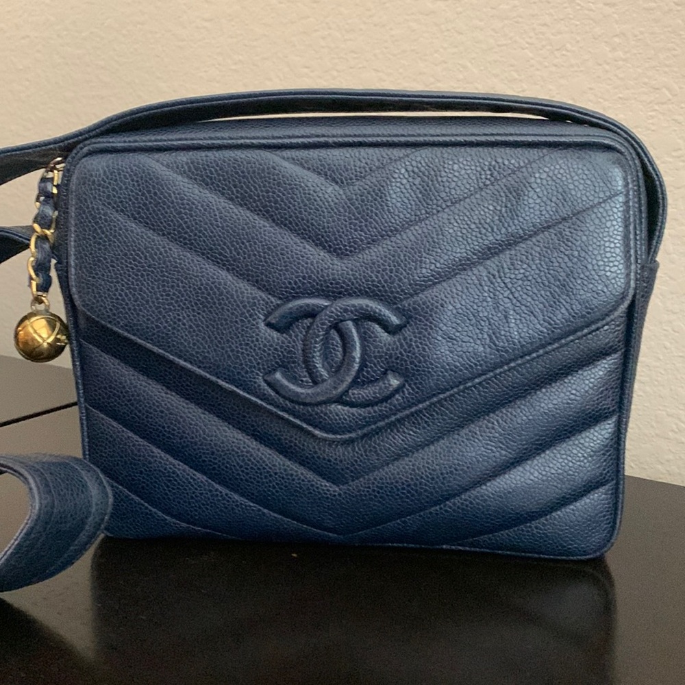 CHANEL Chevron pattern shoulder bag in navy blue. Vintage. Good condition.